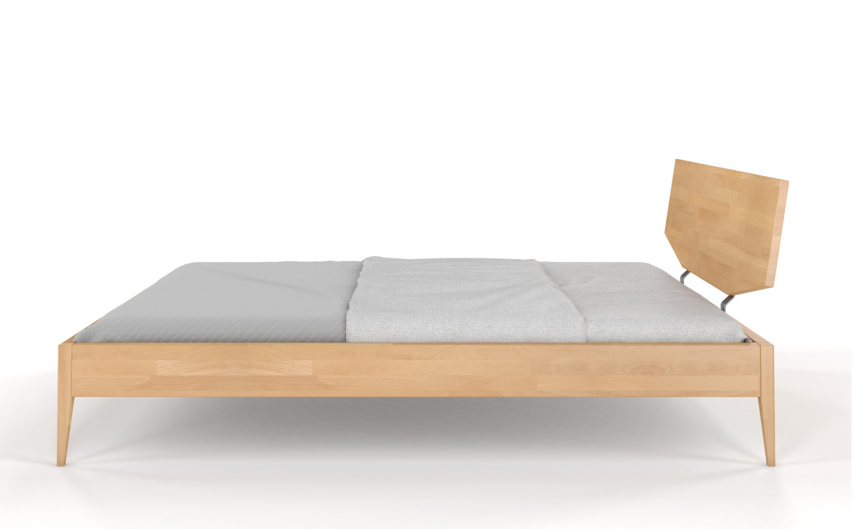 Drewniane łóżko w stylu skandynawskim
